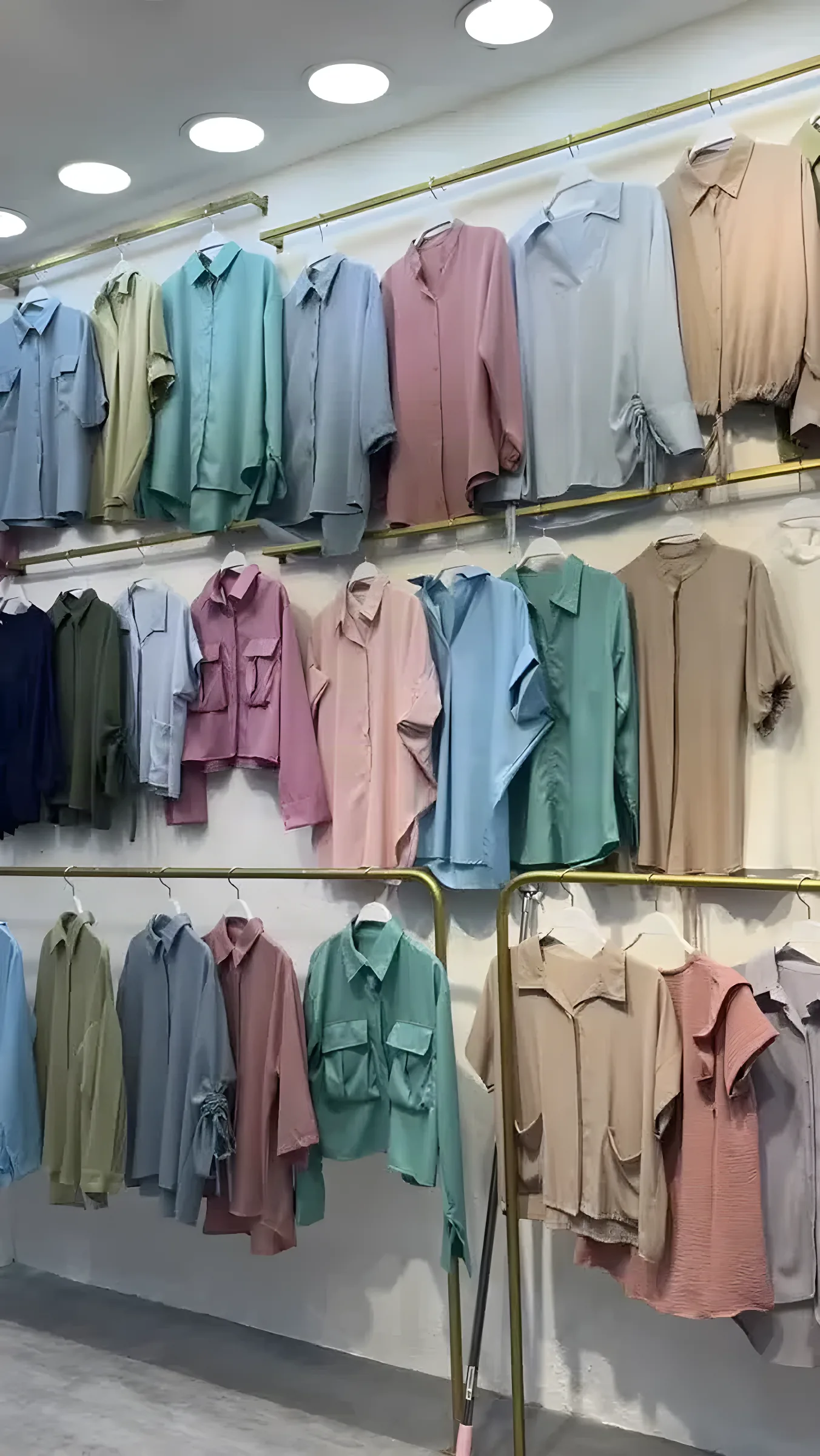 Rak kemeja warna-warni di sebuah toko grosir Tanah Abang