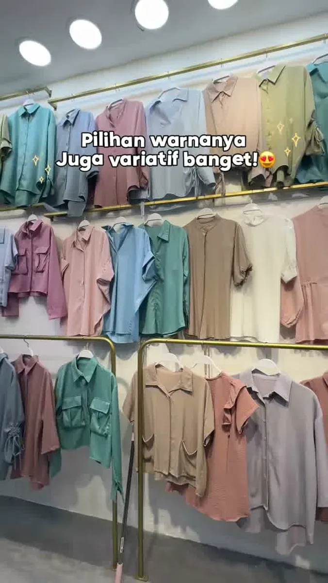 Dinding blus warna-warni di toko grosir