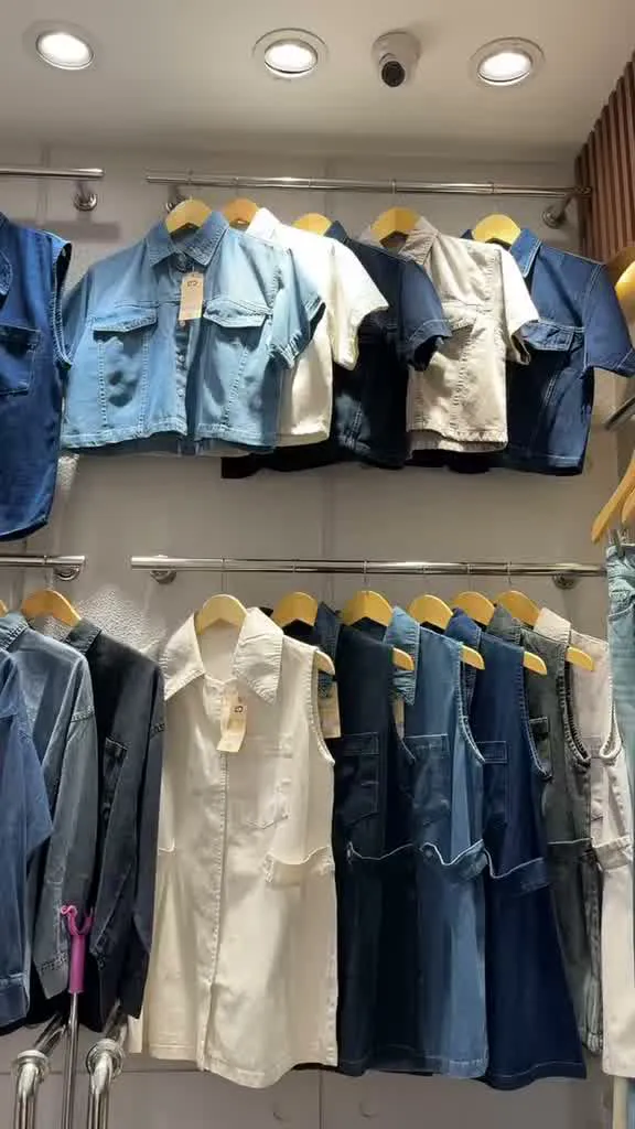 Rak kemeja dan rompi denim di toko grosir